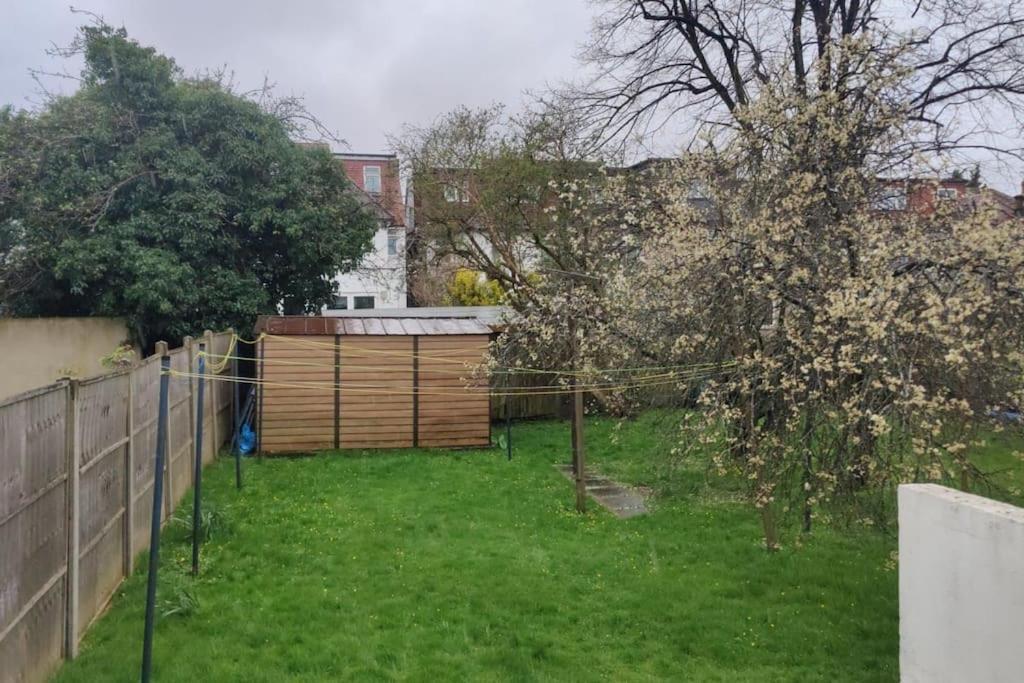 Large Studio Garden Flat On Golders Green Road لندن المظهر الخارجي الصورة