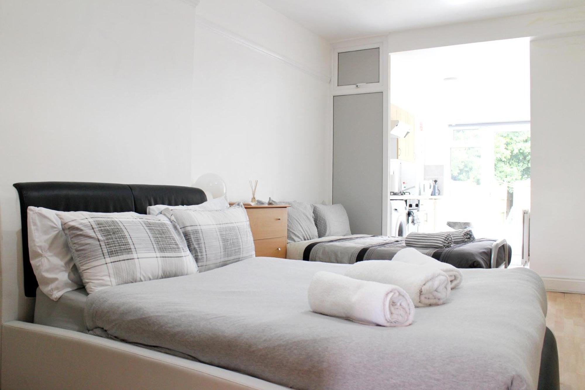 Large Studio Garden Flat On Golders Green Road لندن المظهر الخارجي الصورة
