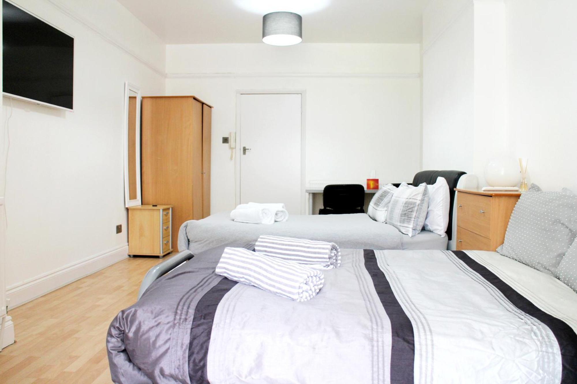 Large Studio Garden Flat On Golders Green Road لندن المظهر الخارجي الصورة