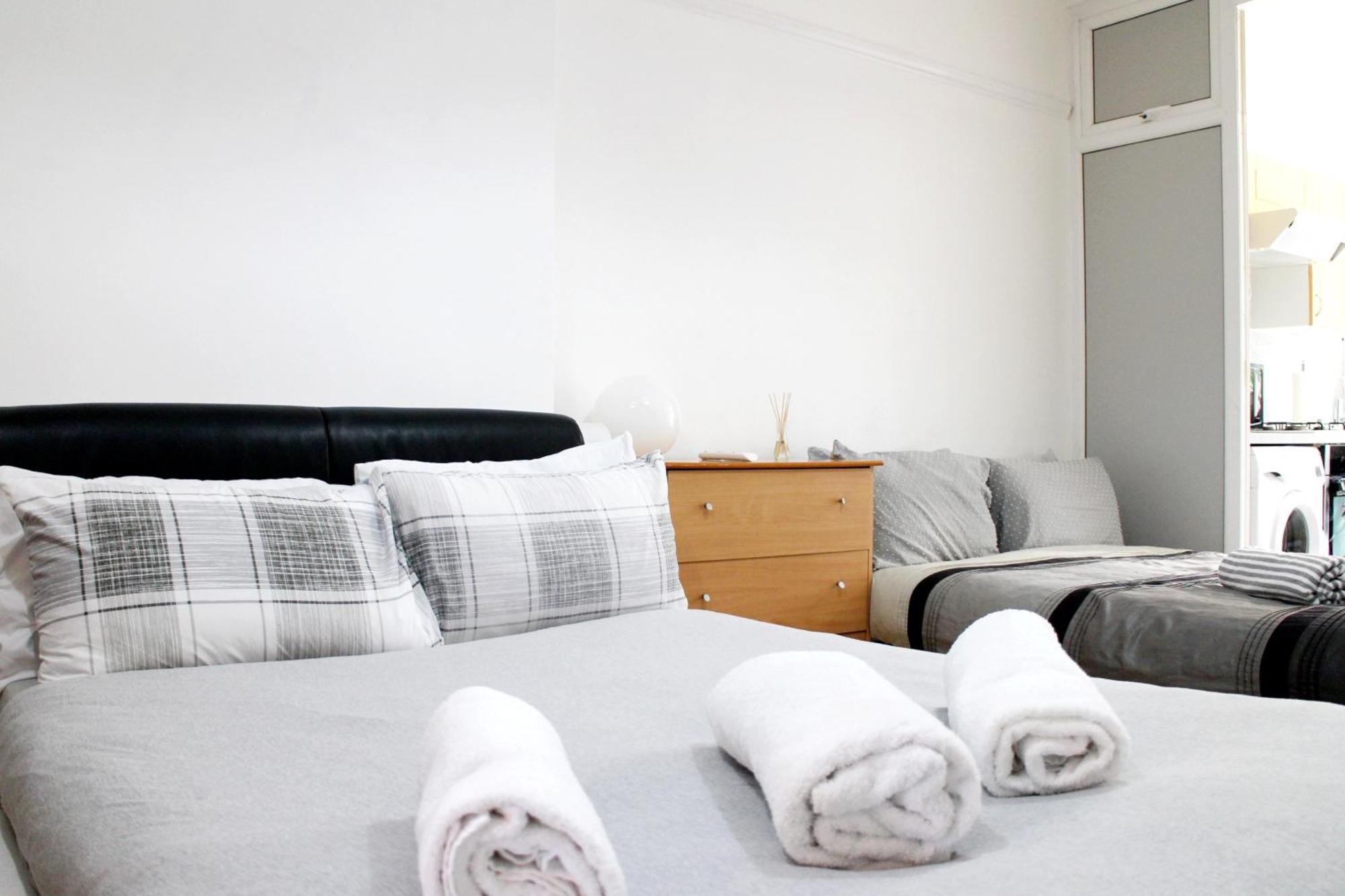 Large Studio Garden Flat On Golders Green Road لندن المظهر الخارجي الصورة