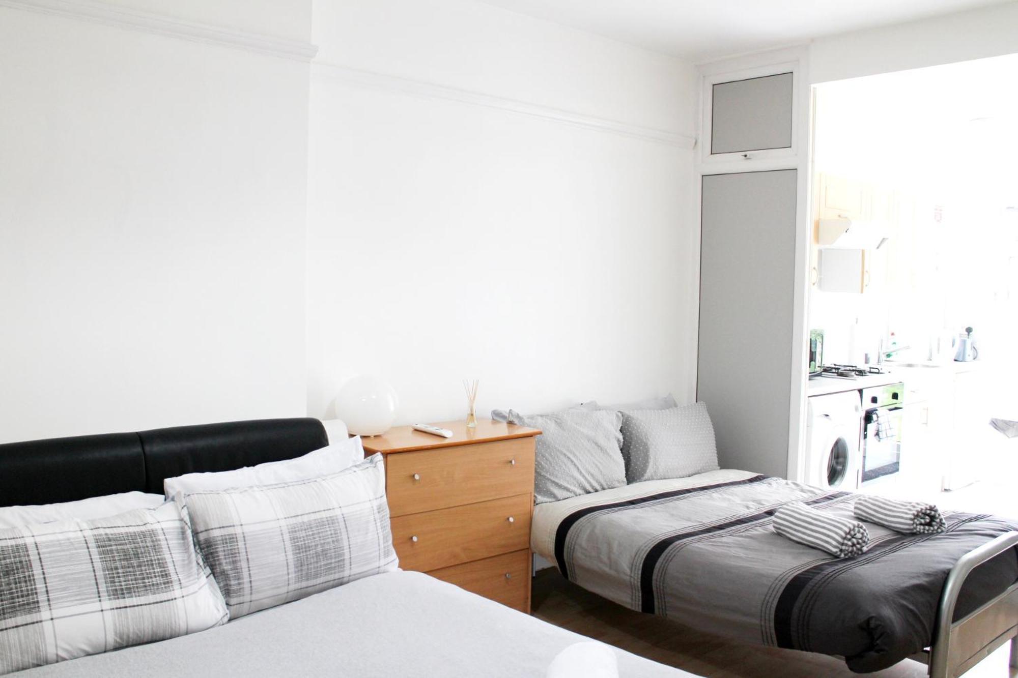 Large Studio Garden Flat On Golders Green Road لندن المظهر الخارجي الصورة