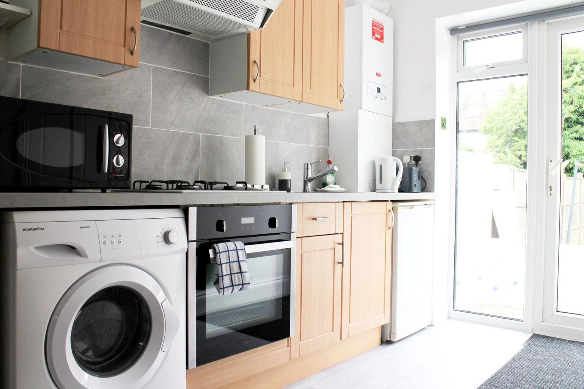 Large Studio Garden Flat On Golders Green Road لندن المظهر الخارجي الصورة