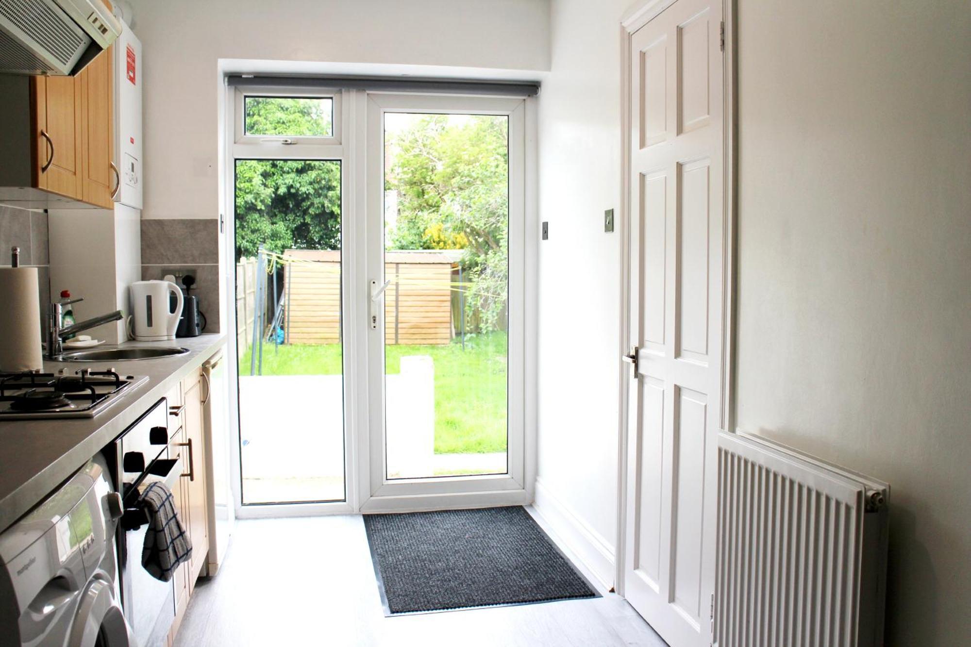 Large Studio Garden Flat On Golders Green Road لندن المظهر الخارجي الصورة